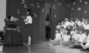 Učenci čestitajo gospe Šoli